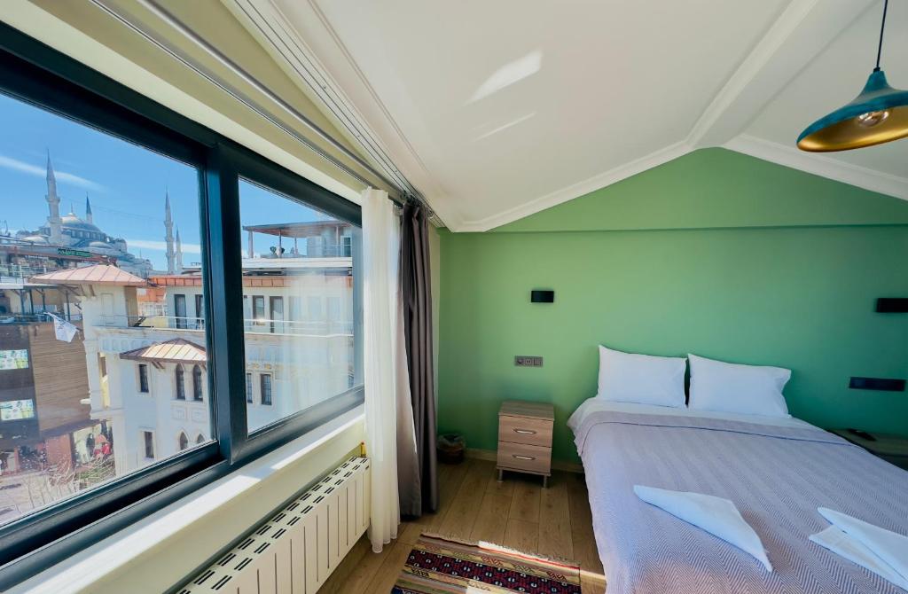 伊斯坦布尔特瑞斯住宿加早餐旅馆的一间卧室设有一张床和一个大窗户
