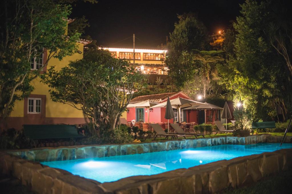 卡马查Quinta da Moscadinha的夜间在房子前面的游泳池