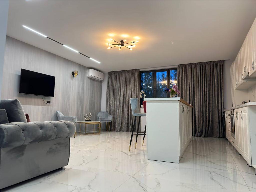埃里温Apartment in Erebuni的带沙发、桌子和电视的客厅
