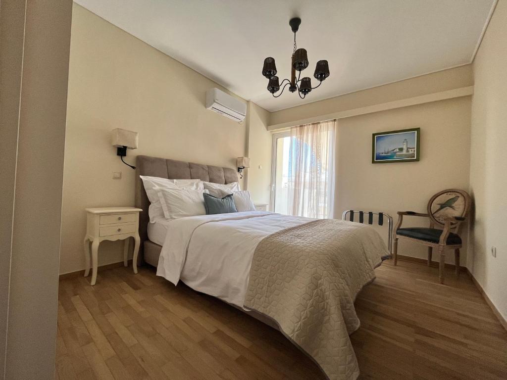 雅典Stunning Penthouse Combo near Glyfada - free Parking的一间卧室设有一张大床和一个窗户。