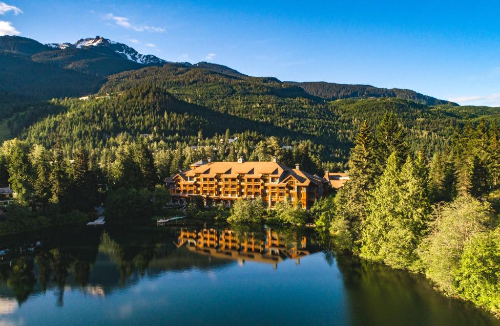 惠斯勒尼塔湖旅舍的山上的湖上的大型小木屋