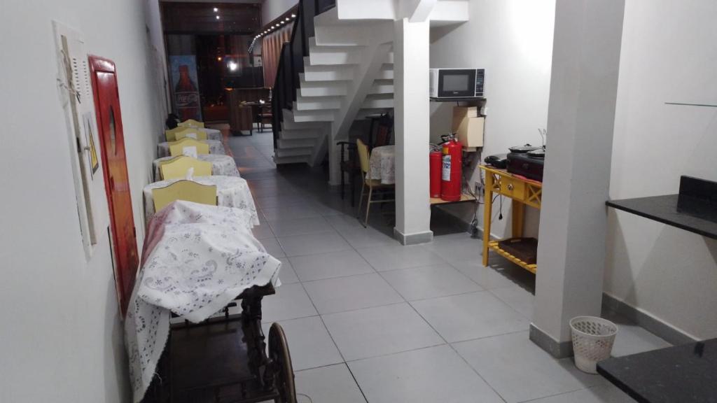 普鲁登特总统城HOTEL ITAVERÁ BRASIL的走廊上设有一排桌子和楼梯