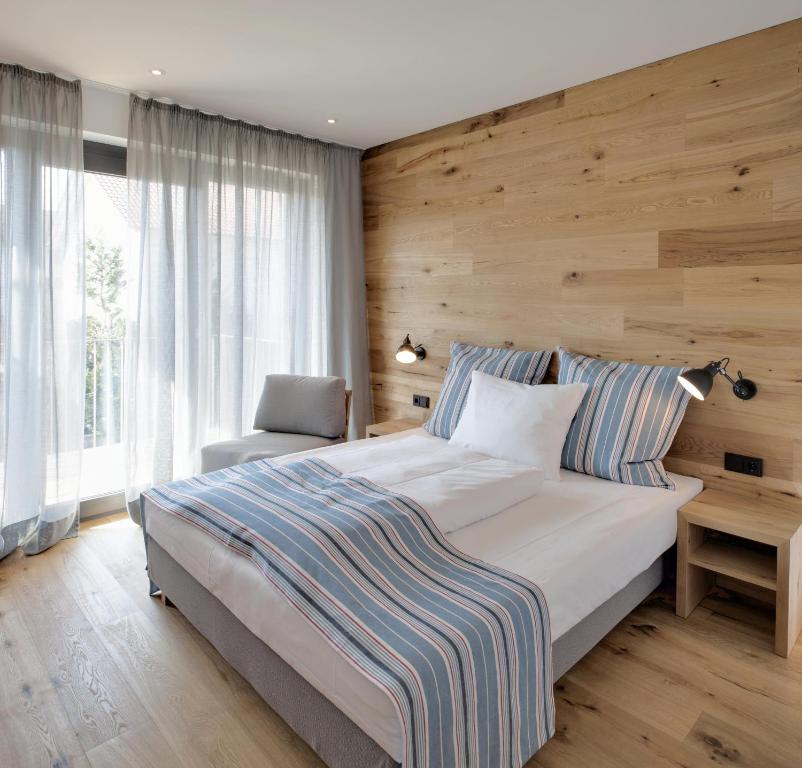 慕尼黑M120公寓式酒店的一间卧室设有一张带木墙的大床