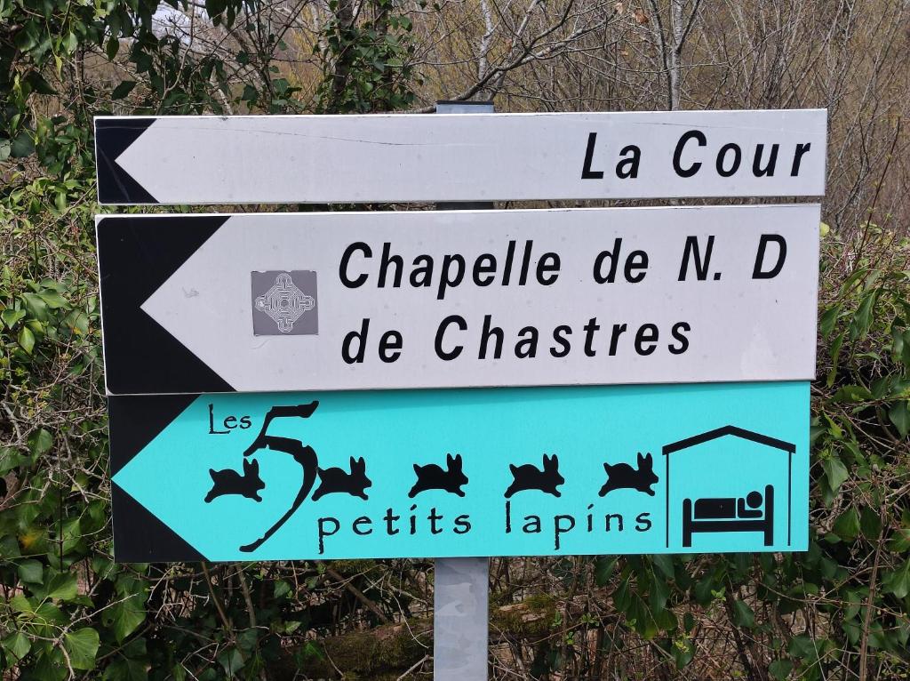 BarLes 5 Petits Lapins的前面有 ⁇ 蝠的街道标志