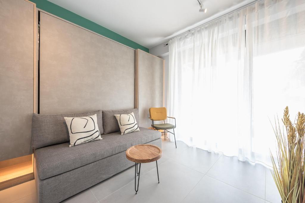 雅典Stylish Urban Suites的客厅配有沙发和桌子