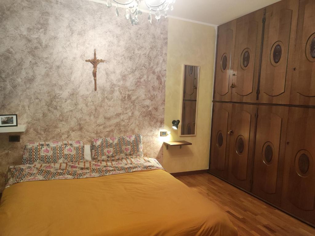 伊莫拉La Dimora degli Artisti - Imola的卧室配有一张墙壁上的横截床