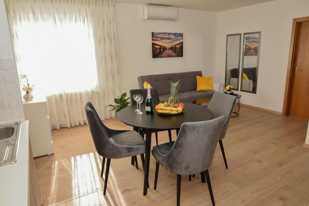 扎达尔Apartment Longin的客厅配有黑色的桌子和椅子