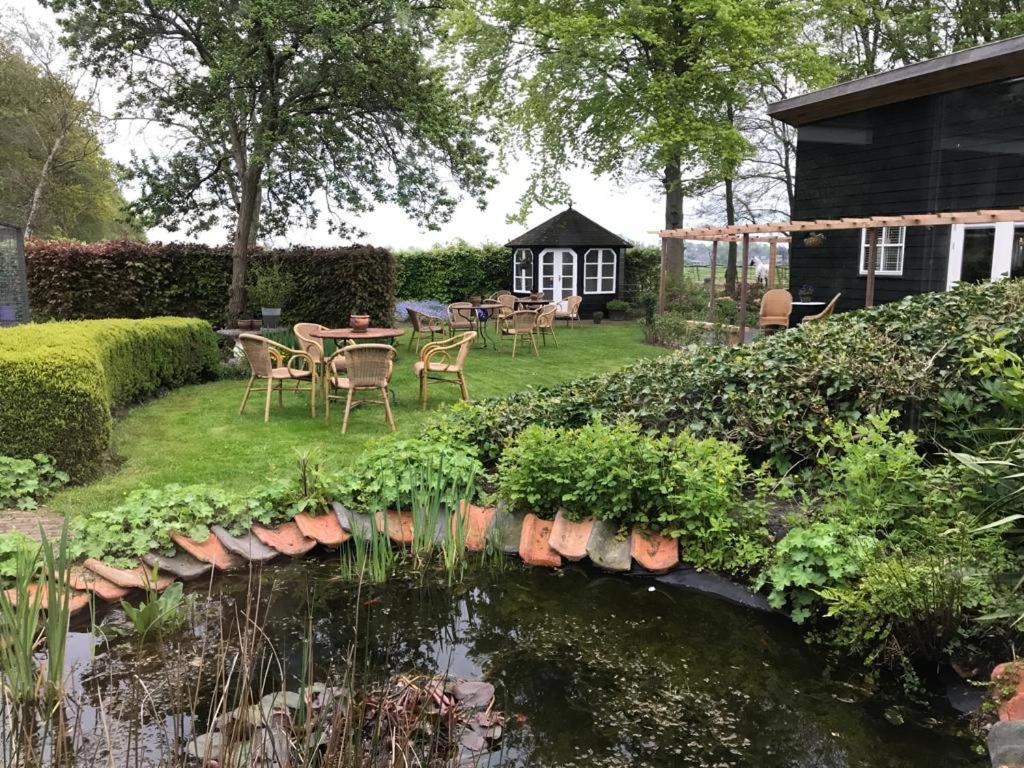 RyptsjerkBêd en Brochje de Hollen的房屋前带池塘的花园