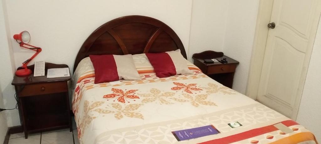 基多Hostal Almagro的一张带木制床头板的床