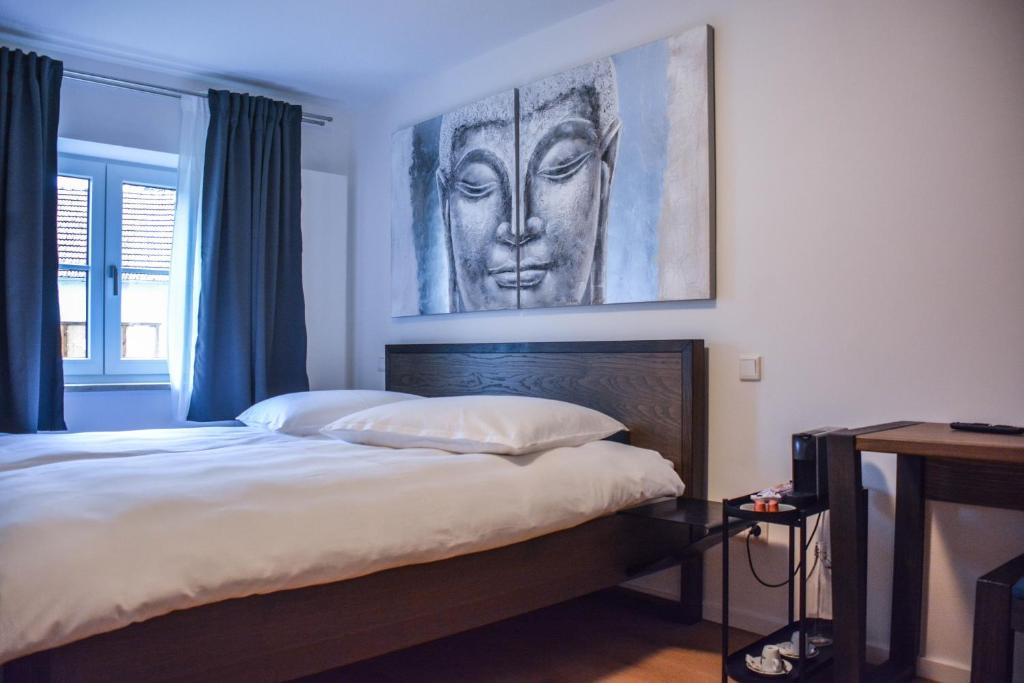 埃兴Hotel Pame Grill的一间卧室配有一张壁画床