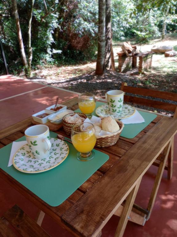 GarupáYurtas Ivirareta Glamping的一张木桌,上面放有食物和橙汁