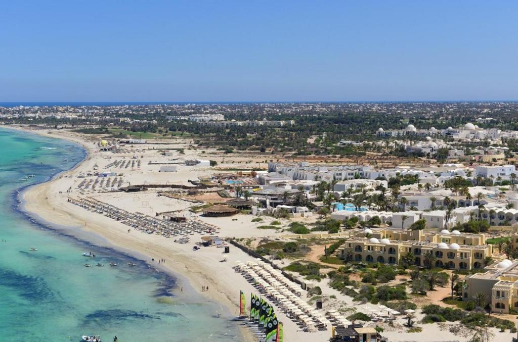 特里法Hotel Meninx Djerba的享有海滩和海洋的空中景致