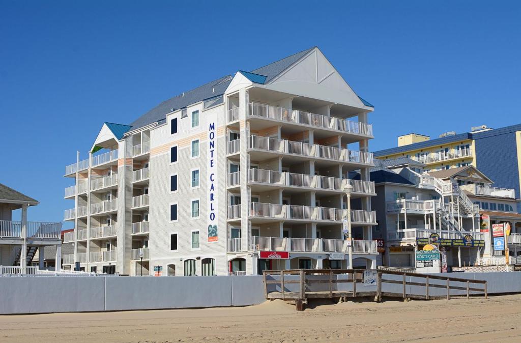 大洋城Monte Carlo Boardwalk / Oceanfront Ocean City的海滩旁的一座大型建筑