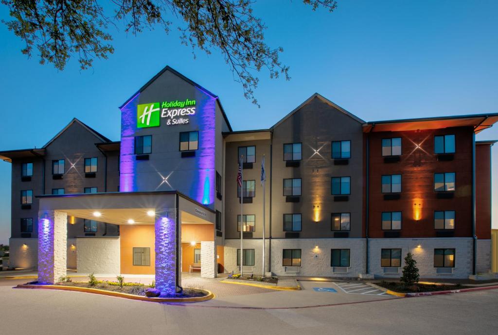 达拉斯Holiday Inn Express & Suites - Dallas Park Central Northeast, an IHG Hotel的酒店前方的 ⁇ 染