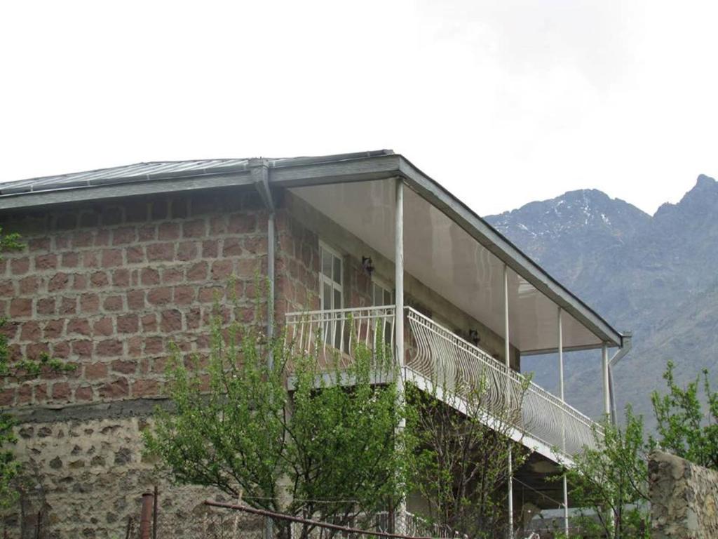 卡兹贝吉红石旅馆的砖砌建筑,设有山景阳台