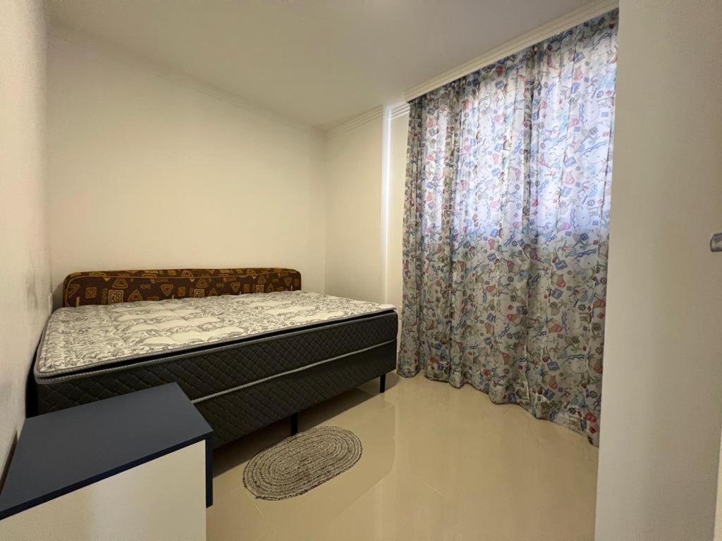 伊塔佩马Apartamento Novo e Confortável的一间小卧室,配有床和窗户