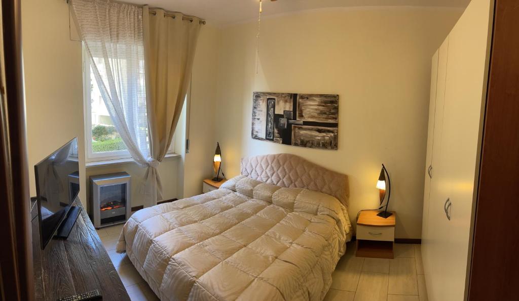 利沃诺Romeo Apartment的一间卧室设有一张床、一台电视和一个窗口。