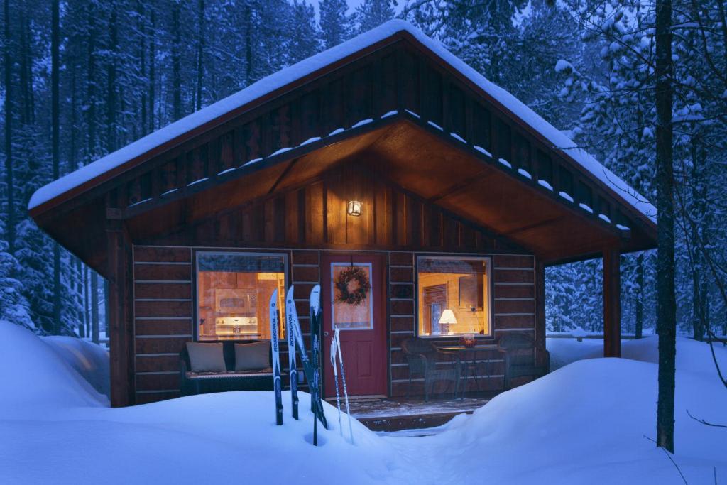 西格拉西尔Reclusive Moose Cabins的雪上雪地小屋前面的滑雪板