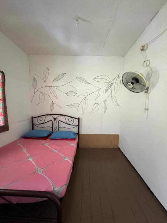 姆鲁姆鲁维乐民宿的卧室配有一张床,墙上挂有鱼画