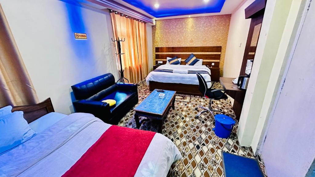 TāplejungHotel Pathibhara的酒店客房,配有两张床和椅子