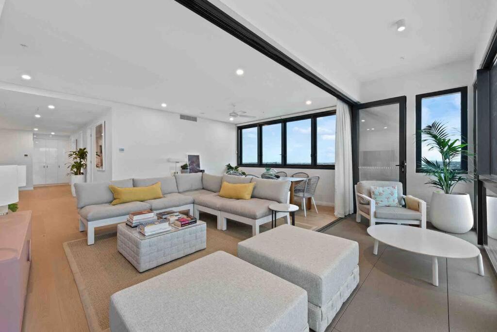 布里斯班New 3 Bed Penthouse Resort style complex的客厅配有沙发和桌子
