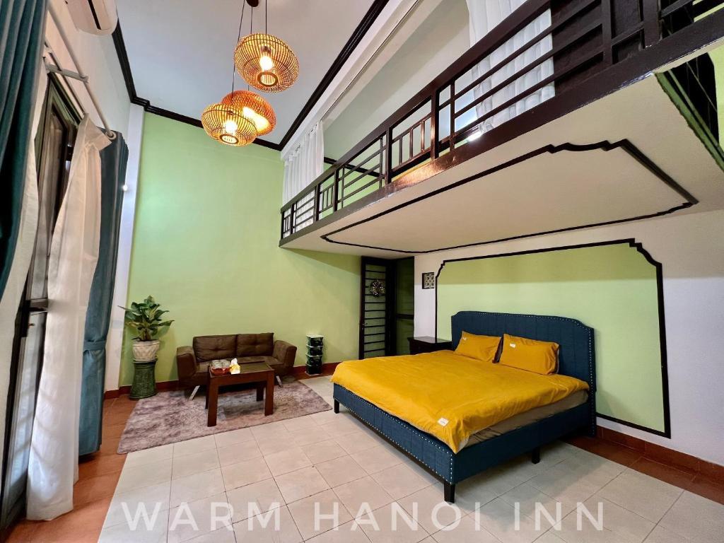 河内Warm Hanoi, near Hoankiem Lake, 2Brs, Old Quarter的一间卧室设有黄色的床和楼梯。