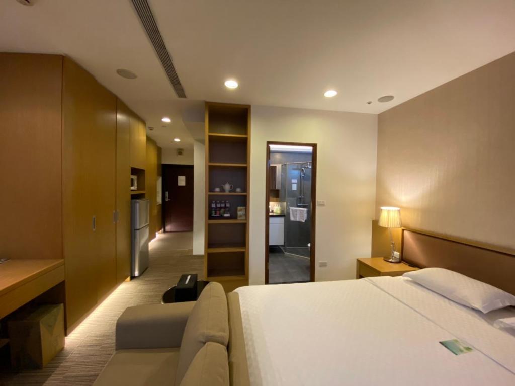 台北AJ Residence 安捷國際公寓酒店的酒店客房,配有床和沙发