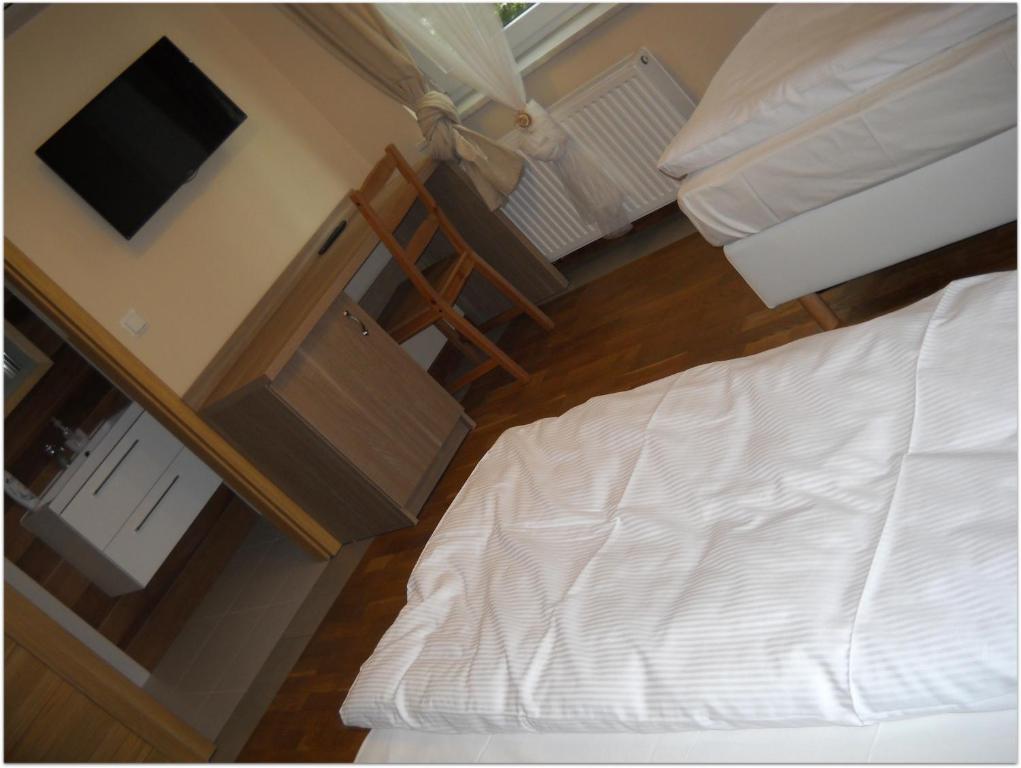 新托梅希尔薰衣草庭式旅馆的卧室享有高空美景,配有一张床和一台电视