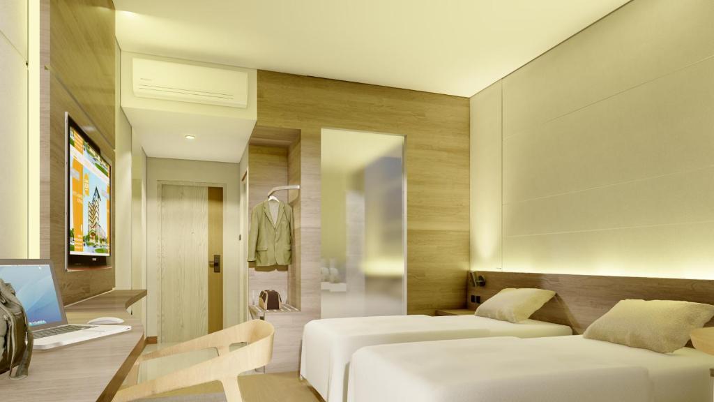 古邦Harper Kupang的酒店客房配有两张床和一张书桌