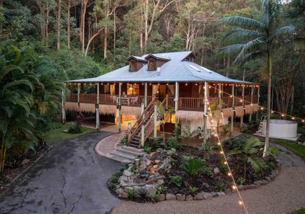 NinderryThe Forest Buré - Fijian Hinterland Retreat的森林中的房子