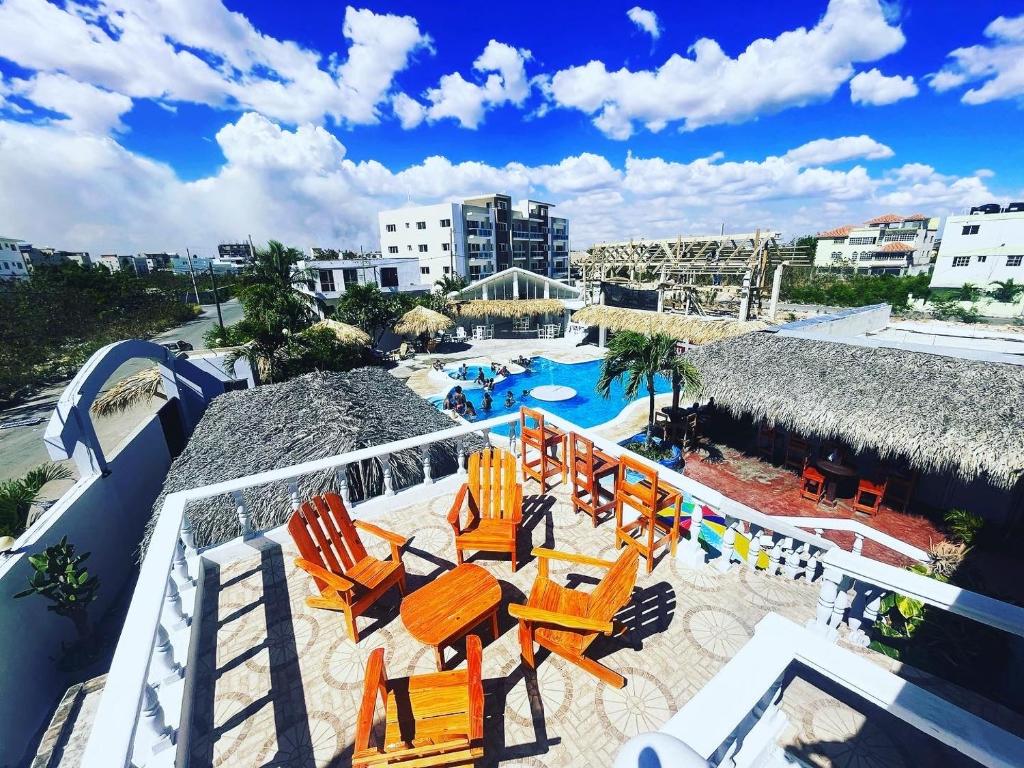 拉罗马纳索尔阿祖尔酒店的享有带椅子和游泳池的庭院的景色。