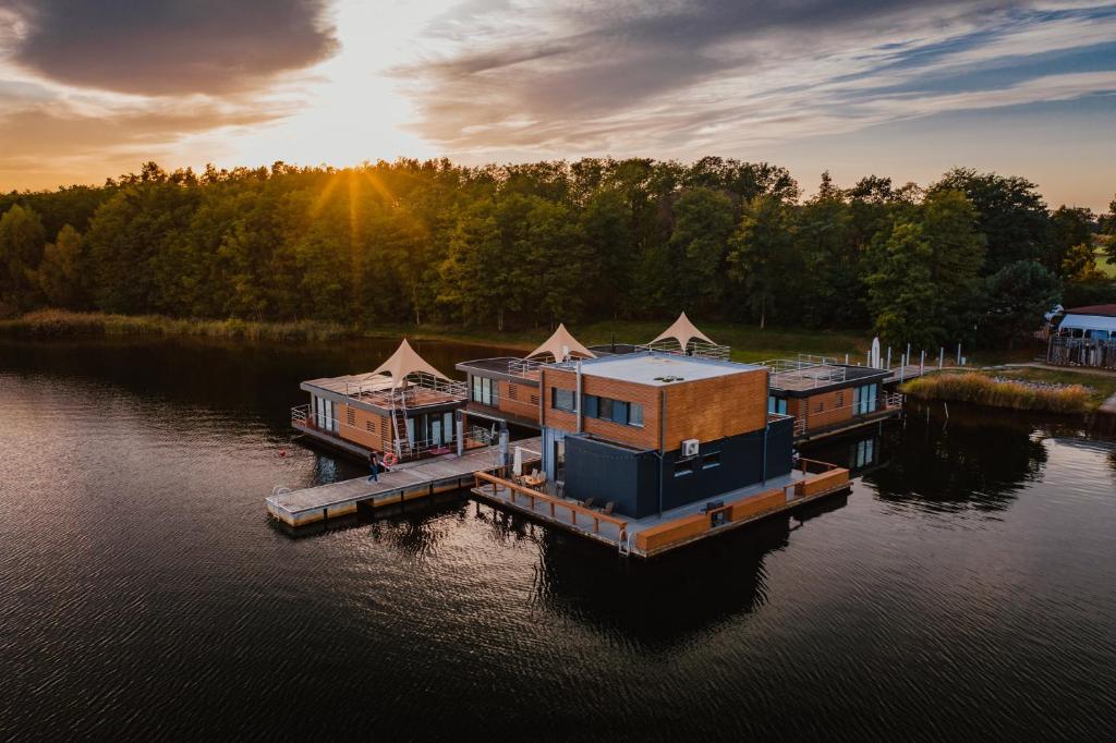 费茨肖Schwimmende Ferienhäuser auf dem See - Spreewald的水面上一排房子