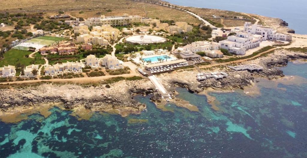 法维尼亚纳Mangia's Favignana Resort的近海度假胜地的空中景致