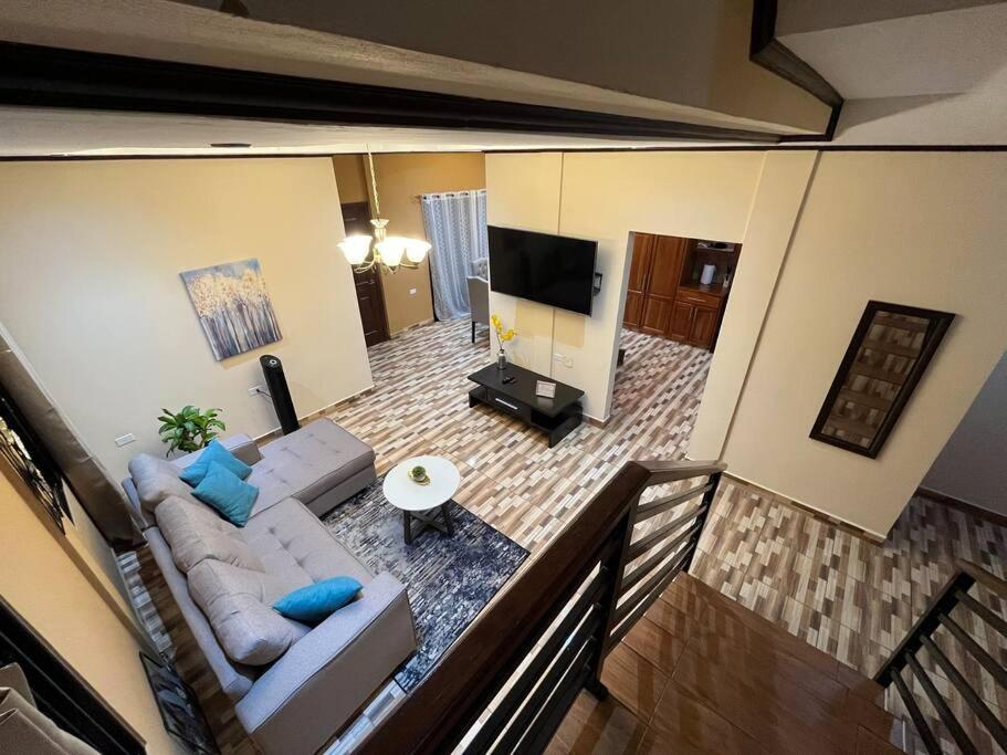 SiguatepequeCasa Hacienda Real的带沙发和电视的客厅