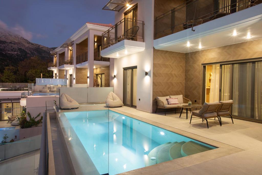 卡拉米锡Inorato - Luxury Villas with Private Swimming Pool的房屋中间的游泳池