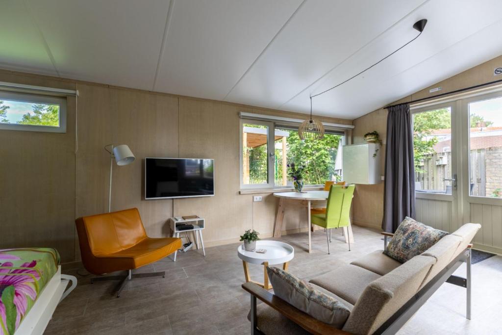 弗利辛恩Vrijburgstraat 10的客厅配有沙发和桌子