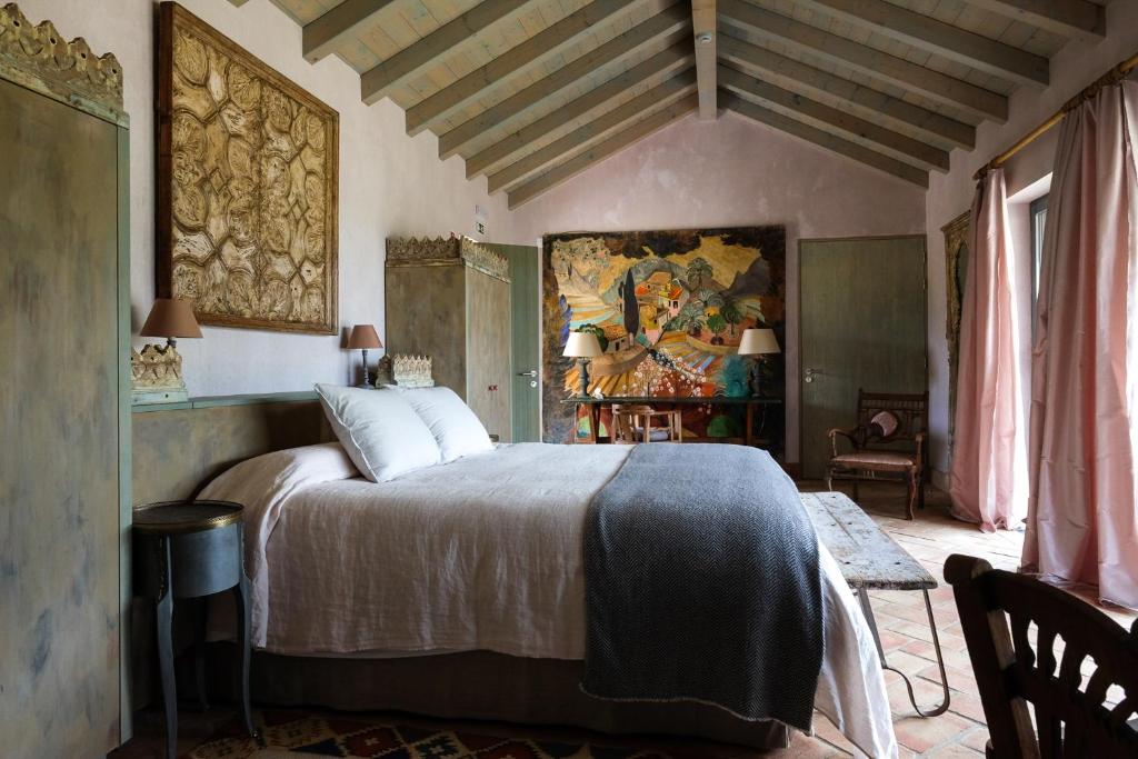 PaviaMonte da Bela Raposa的卧室配有一张床,墙上挂有绘画作品