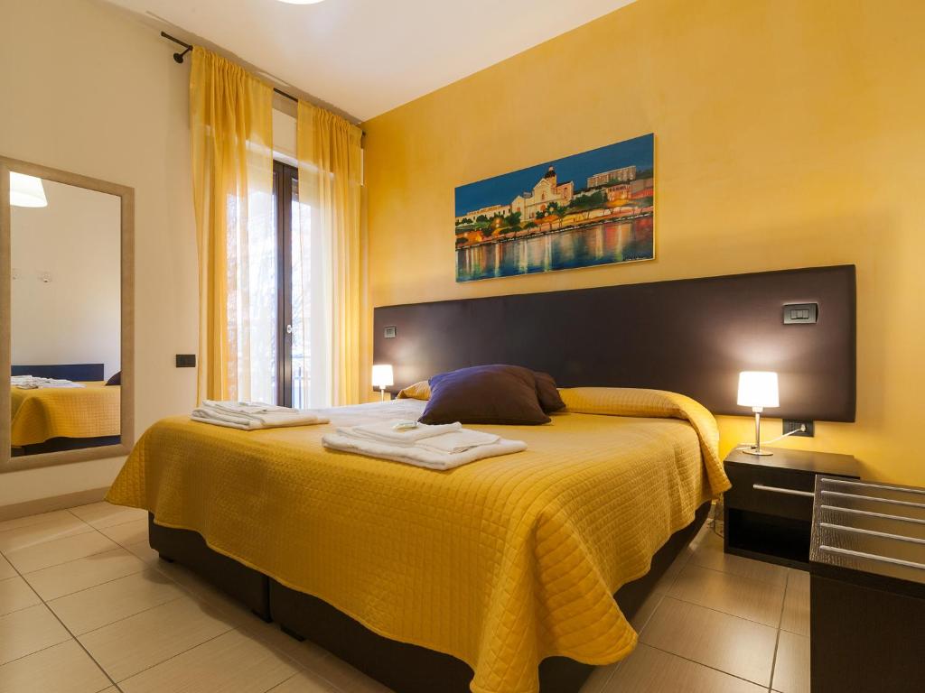 卡利亚里摩力大厦住宿加早餐旅馆的一间卧室配有一张带黄色毯子的大床