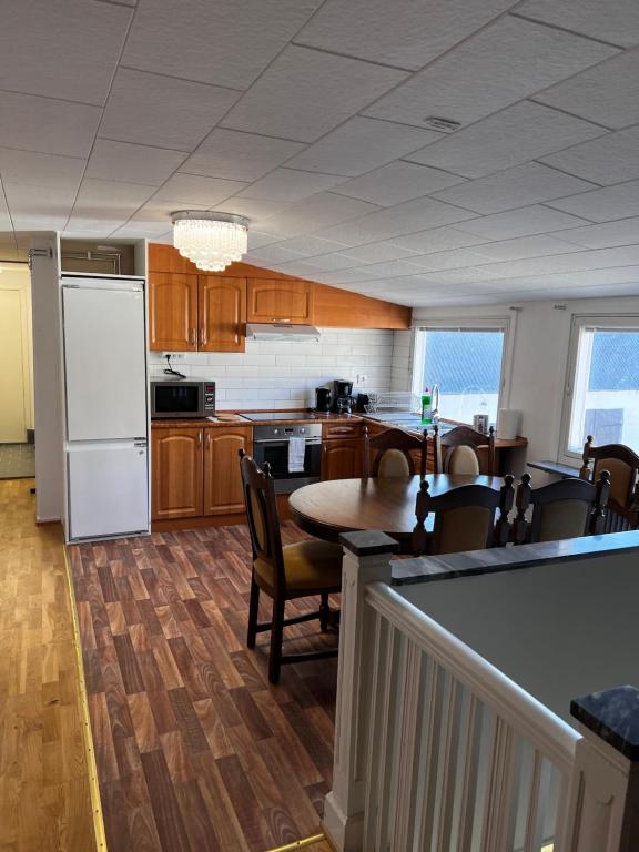 马尔默HBA Appartsments的厨房配有桌子和白色冰箱。
