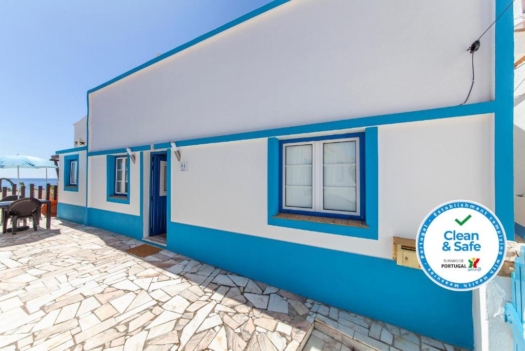 布德恩斯B54 - Casa Azul in Burgau的蓝白色的建筑,标有清洁和安全的标志