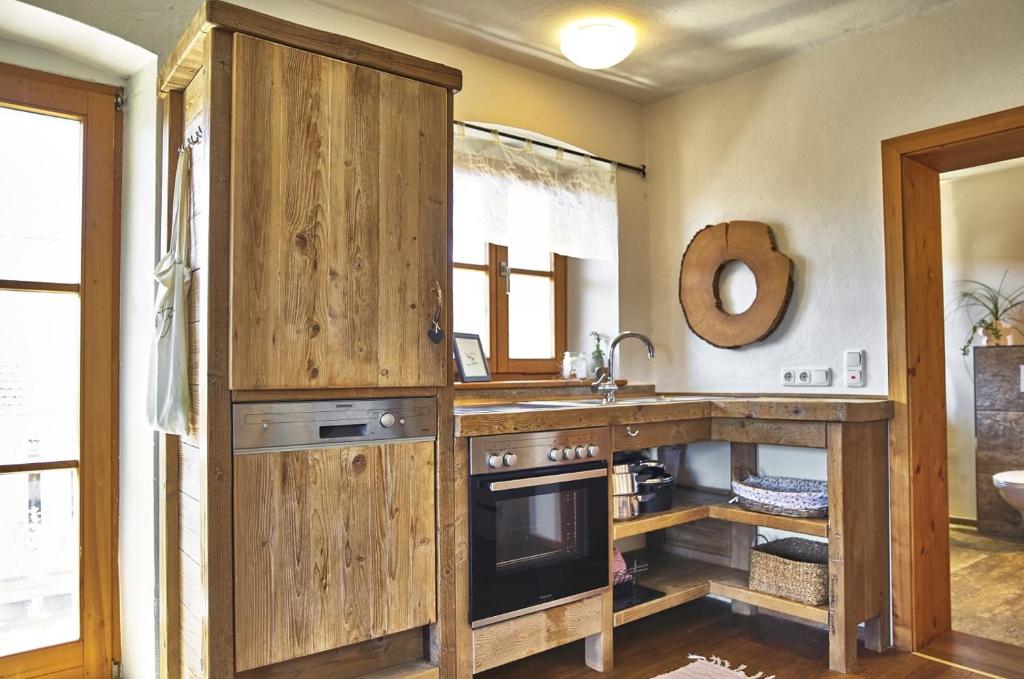 UntergriesbachBio-Ferienhof Höfler的一个带木制橱柜和水槽的厨房