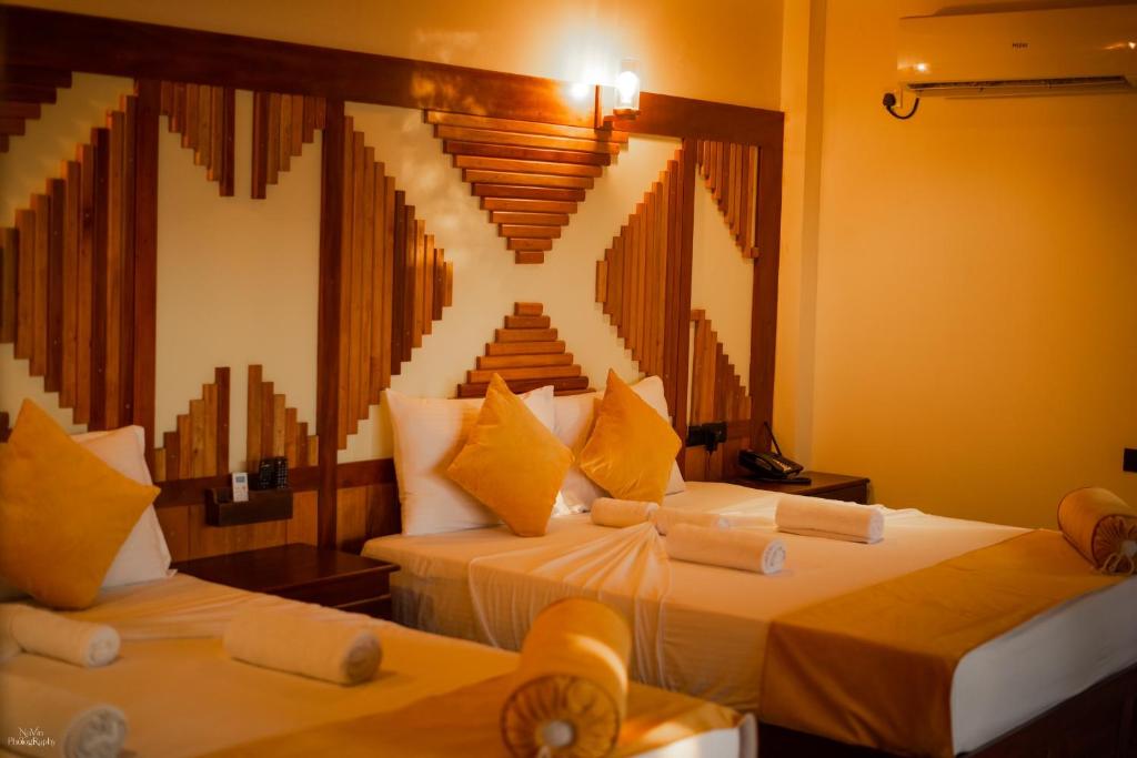 卡尔皮蒂耶Horizon KiteSurfing Beach Resort的配有两张床的旅馆客房