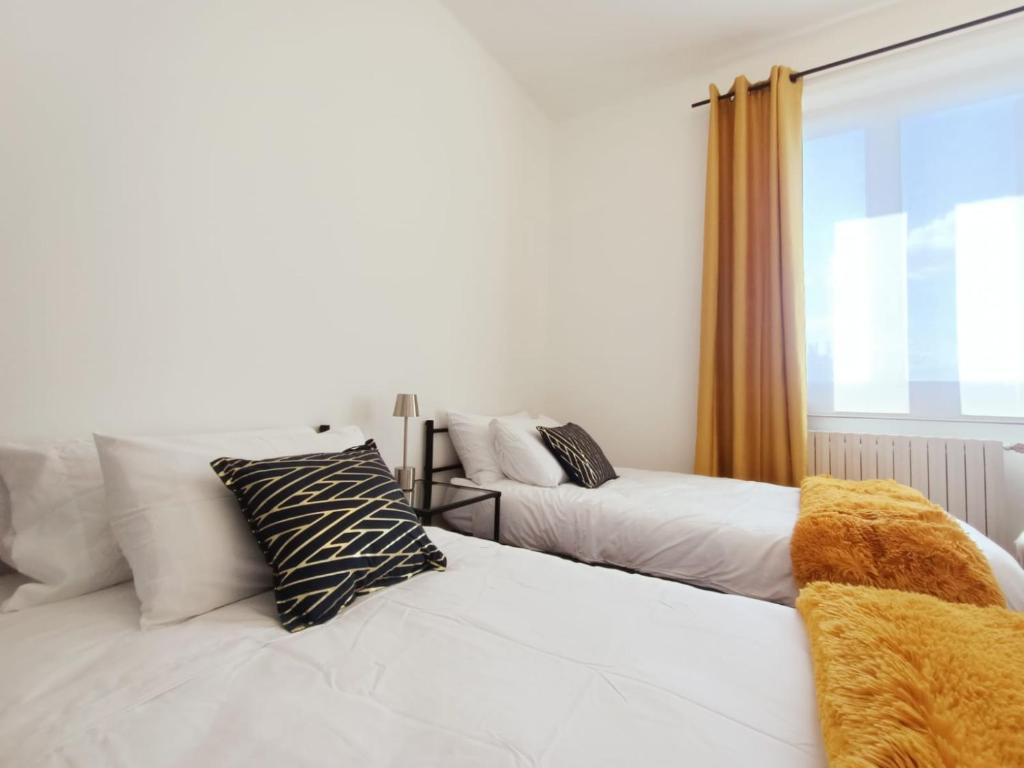 维泰博ArtGallery Apartment - Villa immersa nel verde - Deluxe的一间卧室设有两张床和窗户。