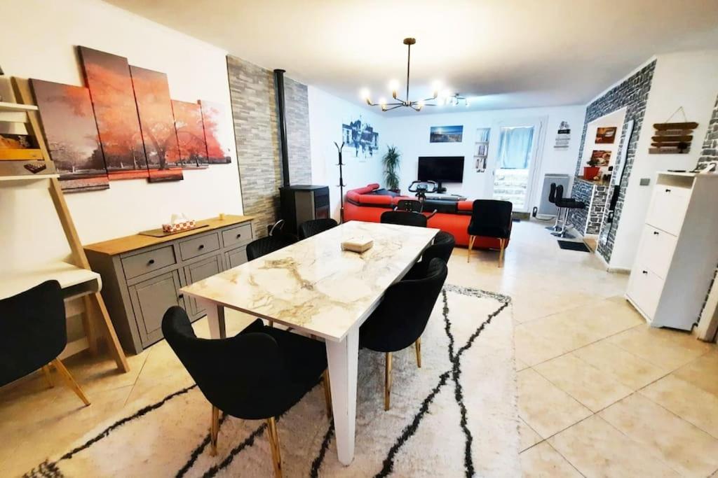 ChevannesVilla confortable avec Jacuzzi à Chevannes的厨房以及带桌椅的起居室。