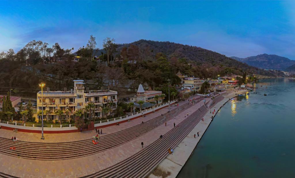 瑞诗凯诗萨斯科里蒂雅尼克坦酒店的水体旁城镇的景色