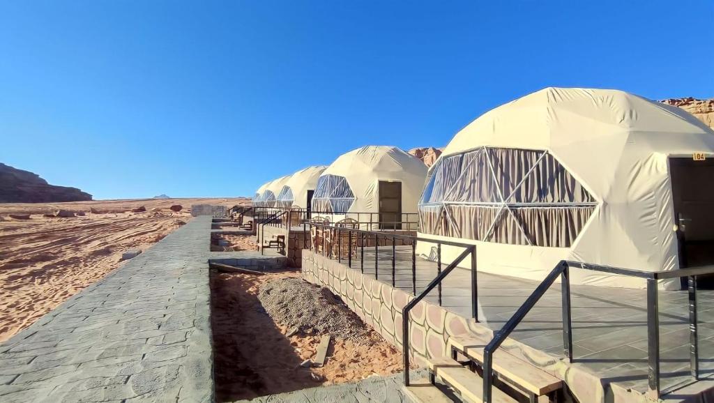瓦迪拉姆Martina Night Camp的沙漠中的一排豪华帐篷
