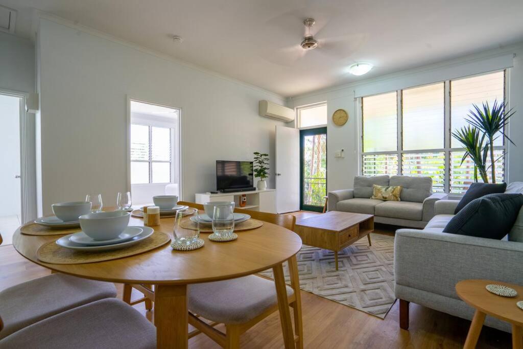 NightcliffNightcliff Retreat: Stylish 2BR Apt Near Foreshore的客厅配有桌子和沙发