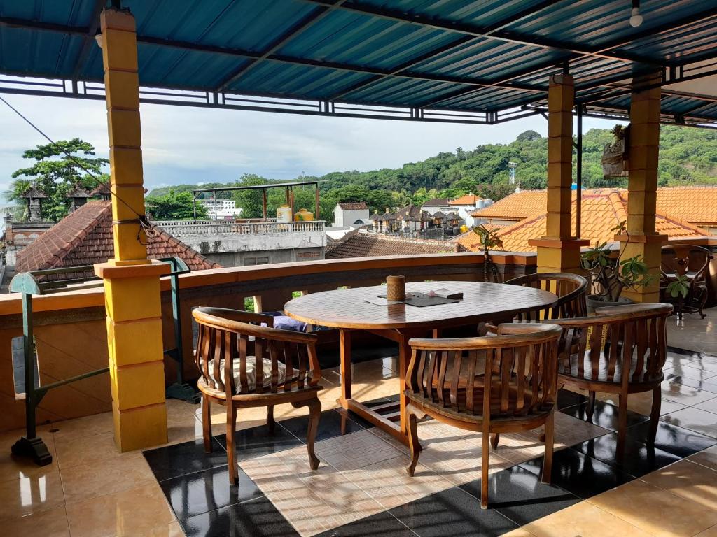 八丹拜和谐旅馆的美景阳台配有桌椅