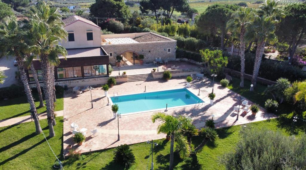 巴莱斯特拉泰Azienda Agrituristica Baglio Carta的享有带游泳池的房屋的空中景致