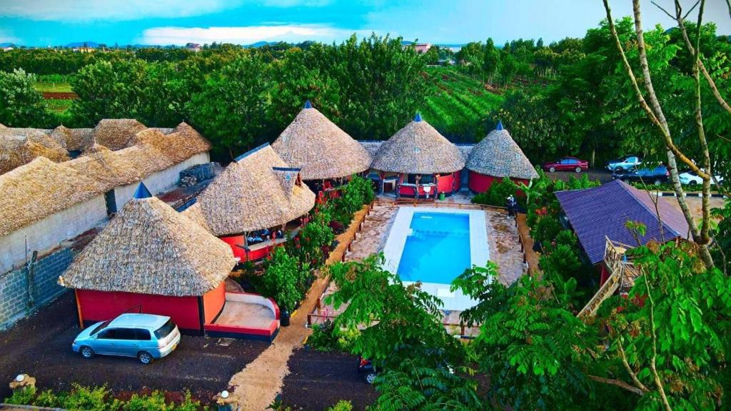 EmaliJambo Afrika Resort的小屋群空中美景,设有游泳池
